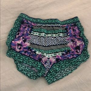 Darah Dahl shorts size L